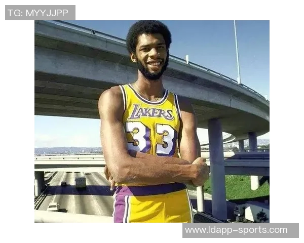 詹姆斯41岁前四场比赛狂砍104分刷新贾巴尔38年纪录再创历史 詹姆斯41岁前四场比赛狂砍104分刷新贾巴尔38年纪录再创历史