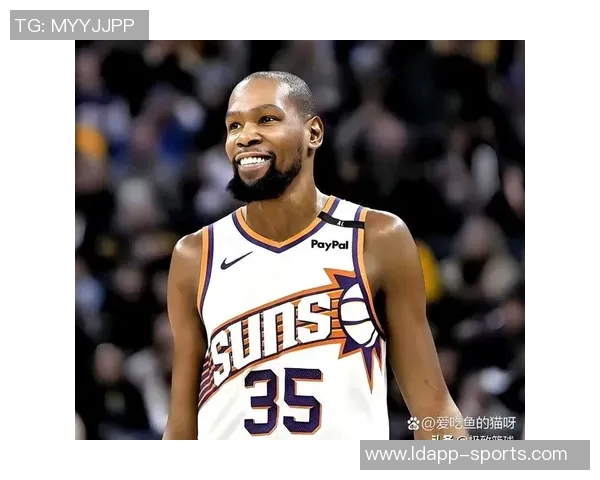 杜兰特赛后积极互动展现优质偶像风范与对手队友球迷亲密交流不舍离场 杜兰特赛后积极互动展现优质偶像风范与对手队友球迷亲密交流不舍离场