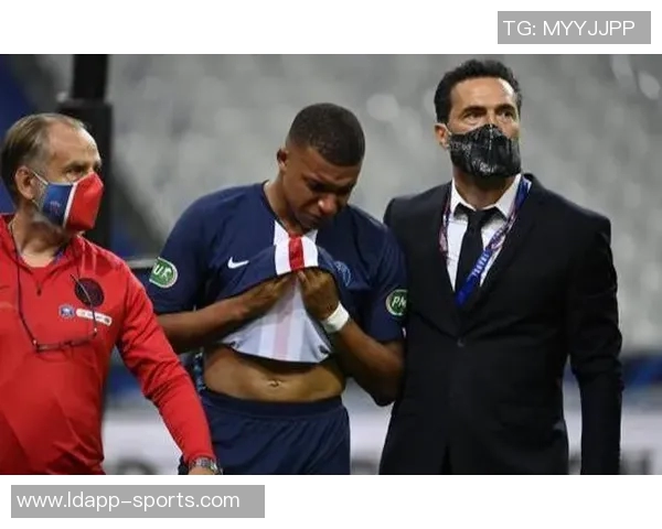 姆巴佩训练中暂时退场全力以赴争取赶上西超杯比赛 姆巴佩训练中暂时退场全力以赴争取赶上西超杯比赛